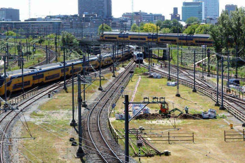 Voorlopig zullen er geen woningen over het Utrechts spoor verrijzen (Foto: Treinenweb)