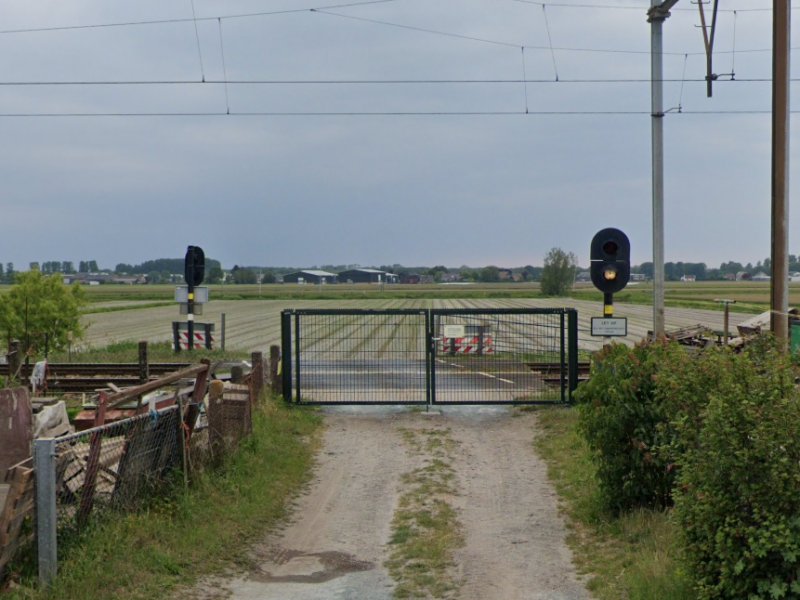 Een beveiligde WILO-overweg in Hillegom die voorheen onbeveiligd was. (Foto: Google Maps)