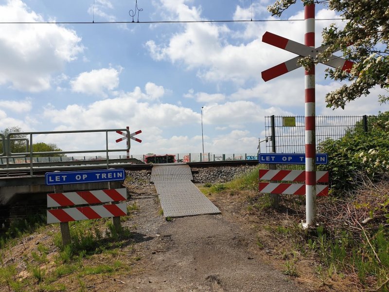 De onbewaakte overweg aan de Vlietkade in Bodegraven die omgeleid wordt (Foto: Treinenweb)