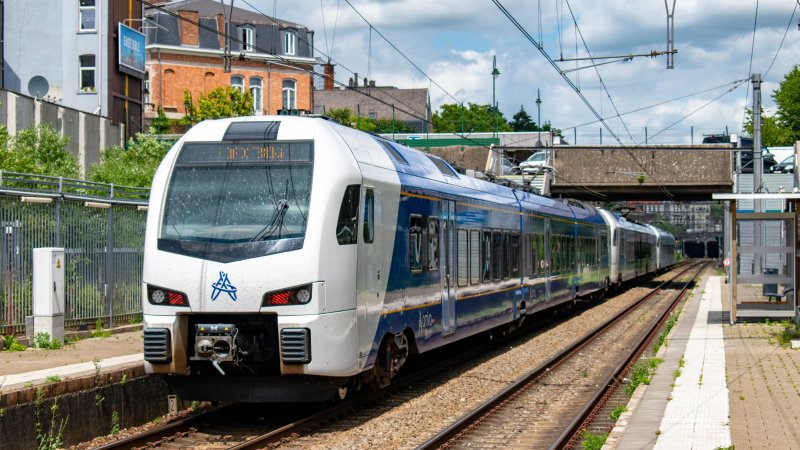 De treinstellen 550,555 en 554 tijdens een testrit in de Brusselse stadsdeel Thurn en Taxis. (Foto: Anas Seyour)