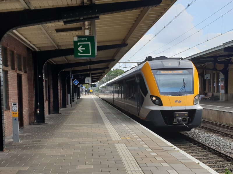 Een SNG met een gele kop op station Naarden-Bussum (Foto: Treinenweb)