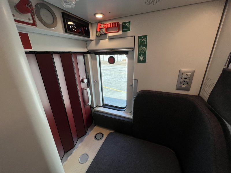 De slaapcabine is voorzien van een luikje om contact te maken met je medepassagier in de naastgelegen cabine. (Rechten: seat61.com)