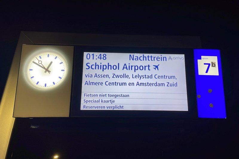 De vertrektijd van de trein op station Groningen. (Foto: Thomas van der Meer)