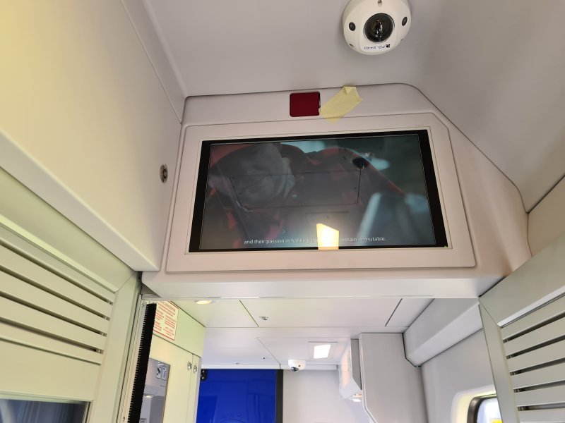 De rijtuigen zijn voorzien van schermen voor de reisinformatie. (Rechten: Treinenweb)