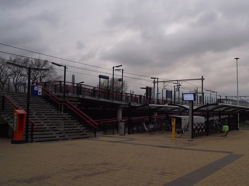 Op station Sassenheim wordt nu gewerkt aan een nieuwe fietsenstalling. (Foto: Smiley.toerist)
