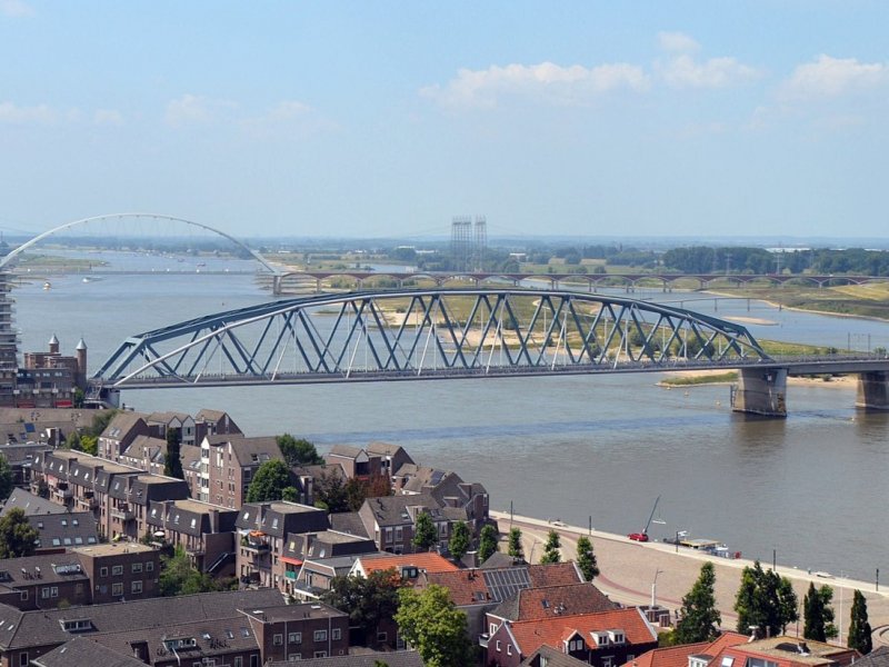 De Waalbrug bij Nijmegen krijgt onder meer onderhoud. (Foto: Roger Veringmeier )
