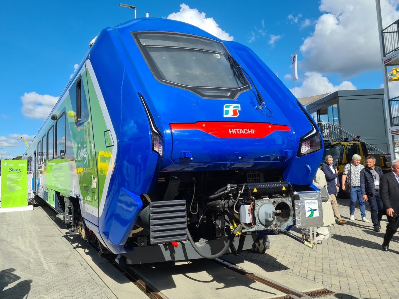 De Blues van Trenitalia tijdens de beurs van InoTrans Berlin in 2022. (Foto: Treinenweb.nl)