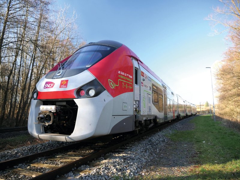 De eerste hybride regionale Rgiolis-trein rijdt in Frankrijk in de commercile dienst. (Foto: Alstom)