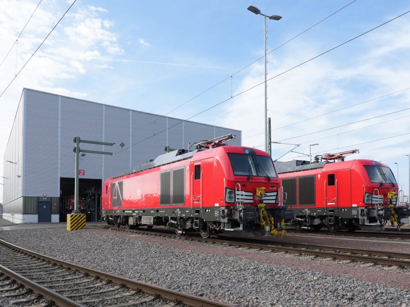 De eerste Vectron Dual Mode locomotieven voor DB Cargo zijn de werkplaats van Siemens Mobility uitgerold. (Foto: Siemens Mobility)
