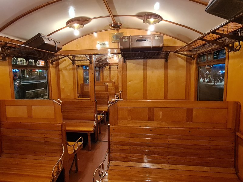 Het interieur van de trein is voorzien van fraai gelakt houtwerk. (Foto: Treinenweb.nl)