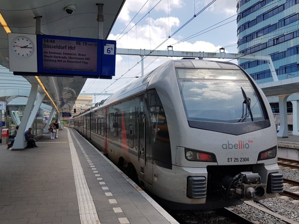 De Flirt van Abellio op de RE19-lijn vanaf Arnhem naar Dsseldorf (Foto: Treinenweb)