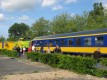 Een paar ICL-rijtuigen met een loc ervoor.