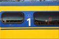 Op de bovenste verdieping van de DDZ zijn er stiltecoupe's. Symbolen op het raam herinneren de reiziger hier aan. - Door: Joop Langras