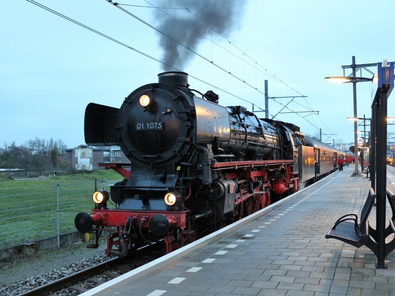 Stoomtrein rijdt tussen 's-Hertogenbosch en Eindhoven - Treinenweb