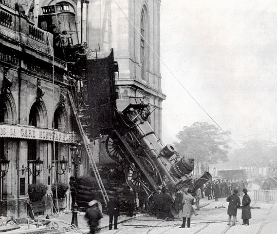 De locomotief die dwars door de geval van 'Paris La Gare Montparnasse' heenboorde.