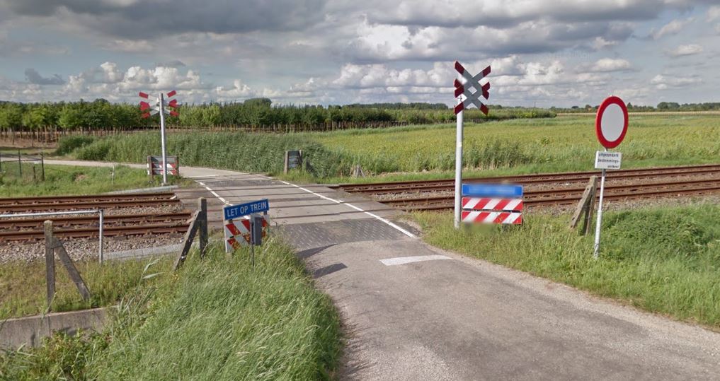 De onbewaakte overweg te Opheusden (Foto: Google Maps)
