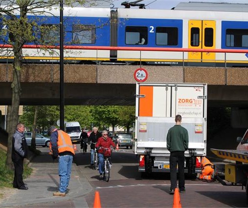 Vrachtauto rijdt zich klem in Almere Buiten