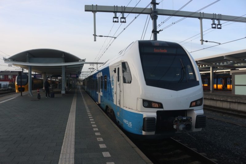 De Blauwnet trein van Keolis op station Zwolle. (Foto: Treinenweb)