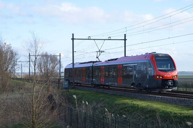 Een archieffoto van een RNET-trein tussen Gouda en Alphen aan den Rijn. (Foto: Steven Oskam)