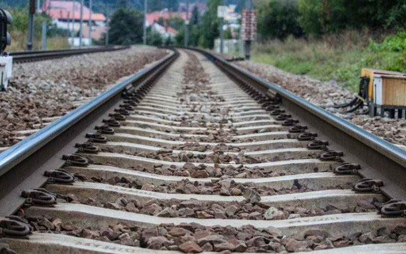 Een archiefbeeld van een treinspoor. (Foto: Pexels)