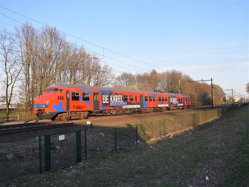 De Karel in zijn rode jas op het spoor (Foto: Jeroen Franssen)