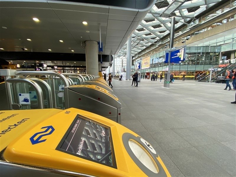 De overlast op Den Haag Centraal is afgenomen door onder meer de verhuizing van zitbankjes. (Foto: NS)