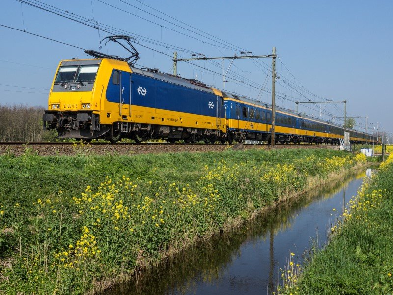 Een IC Direct trein die getrokken wordt door een TRAXX-locomotief. (Foto: NS)