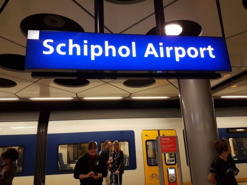 Station Schiphol, waar vrijdagavond een groepje jongen aangehouden werd vanwege een mogelijk vuurwapen. (Foto: Treinenweb)