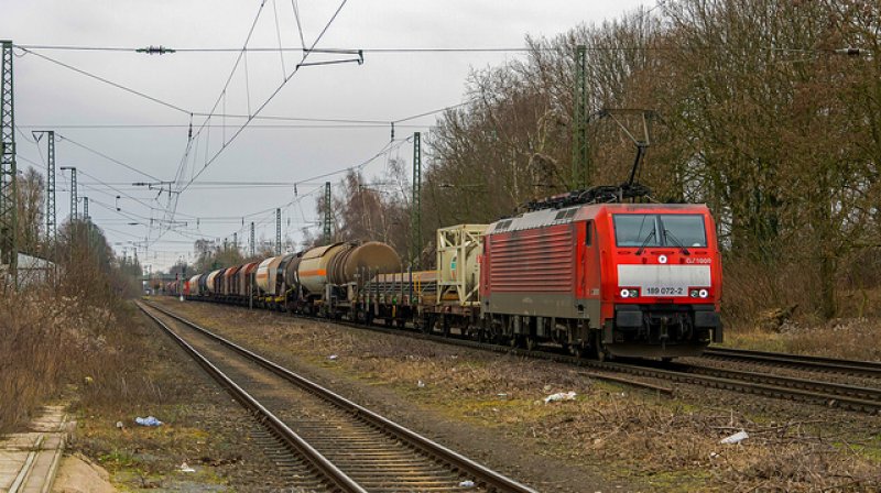 Een goederentrein met onder meer een tankwagen (Foto: Rob Dammers)