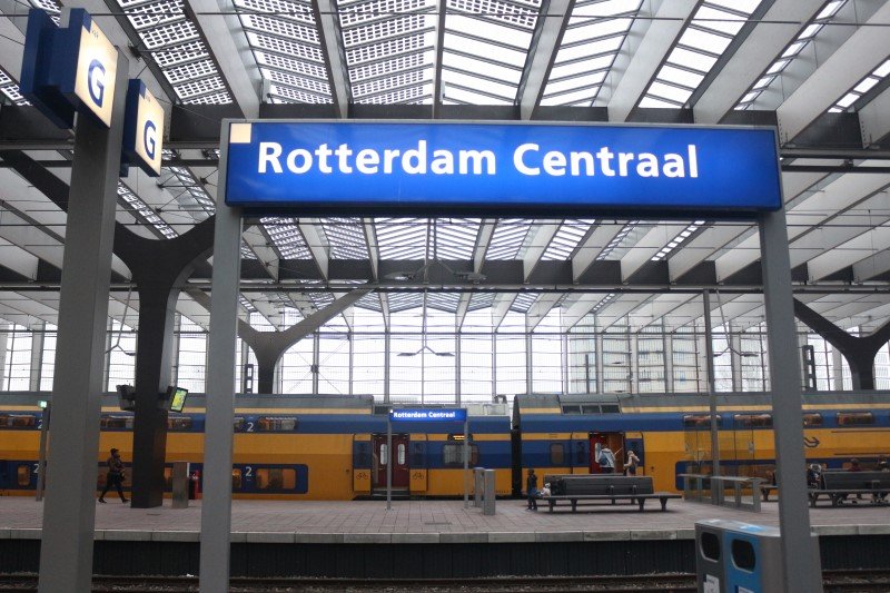 Het treinverkeer rondom Rotterdam is maandagmorgen ontregeld na een bovenleidingbreuk. (Foto: Treinenweb)