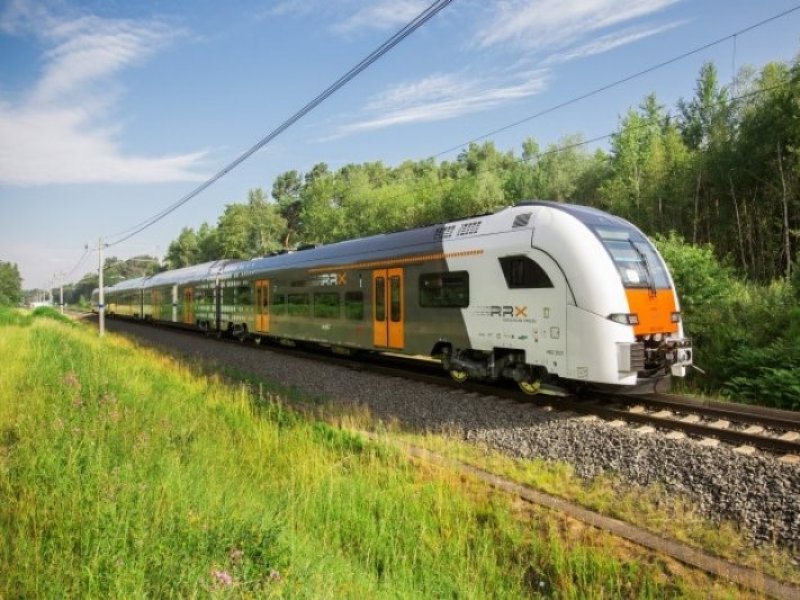 Enkeldeks dubbeldekstreinen op het spoor