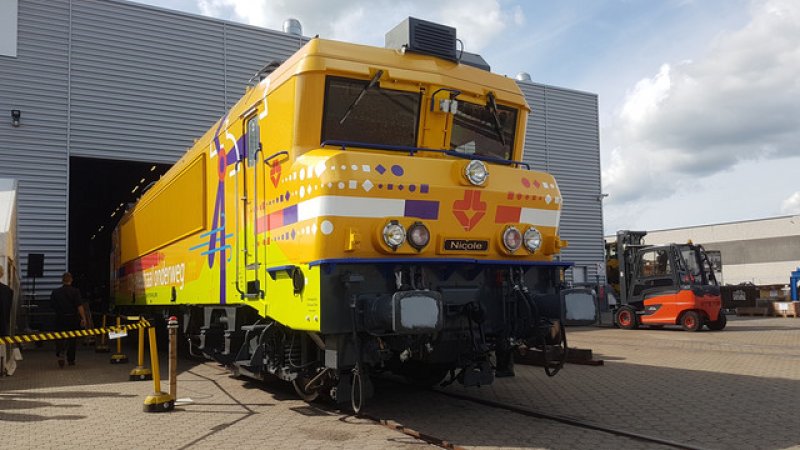 De door Strukton gepresenteerde locomotief die later dit jaar hybride zal worden. (Foto: Treinenweb)