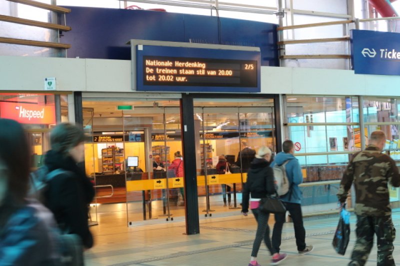 De NS zet op 4 mei om 20 uur de treinen twee minuten stil (Foto: Treinenweb)