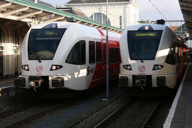 Twee treinen van Arriva in het Noorden (Foto: Roel Hemkes)