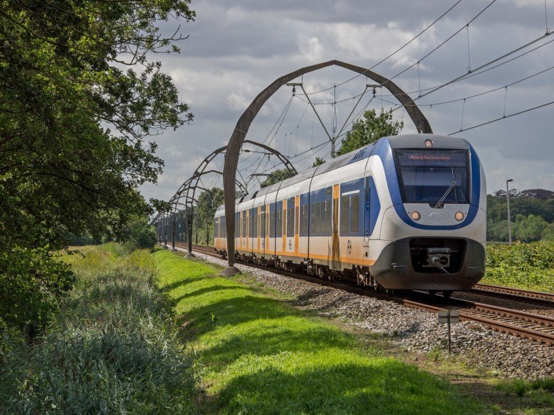 Een SLT Sprinter raast onder de gotische Gooibogen door (Foto: Rob Dammers)