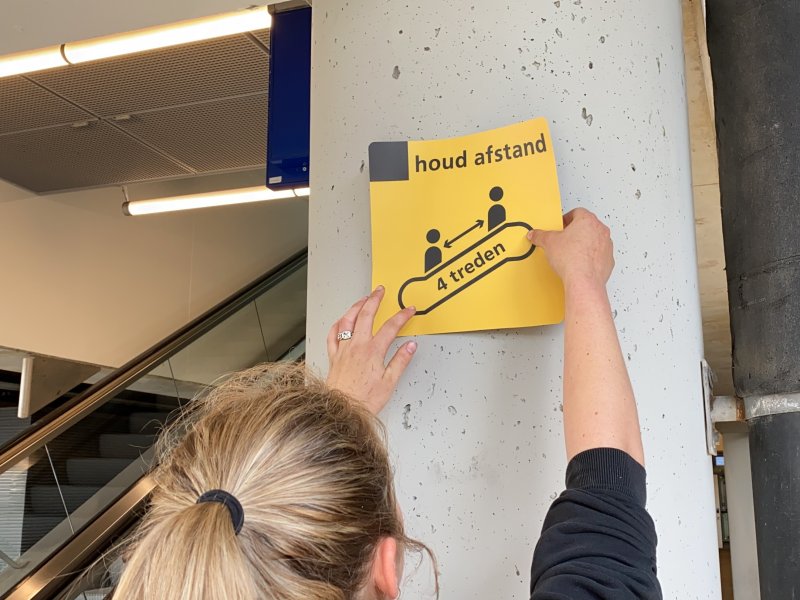 Maatregelen tegen de verspreiding van het coronavirus op het station (Foto: NS)