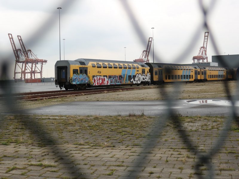 Een aantal dubbeldeksrijtuigen op een afgesloten terrein, in afwachting van de sloop. (Foto: Treinenweb)