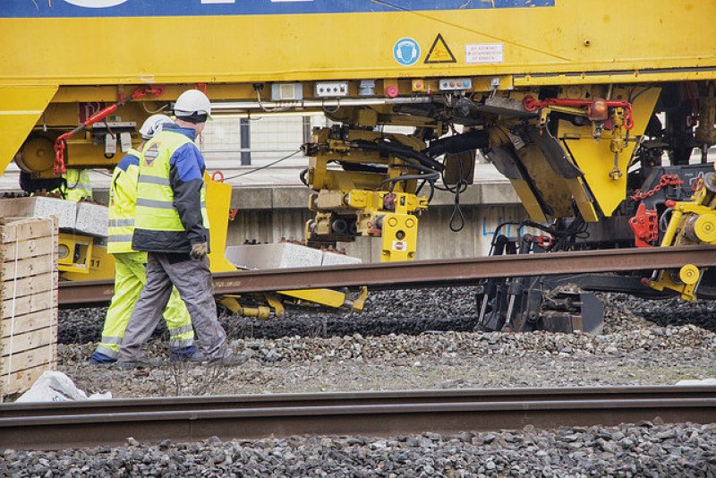 Bij de werkzaamheden wordt een speciale werktrein ingezet die het spoor vernieuwt. (Foto: Roel Hemkes)