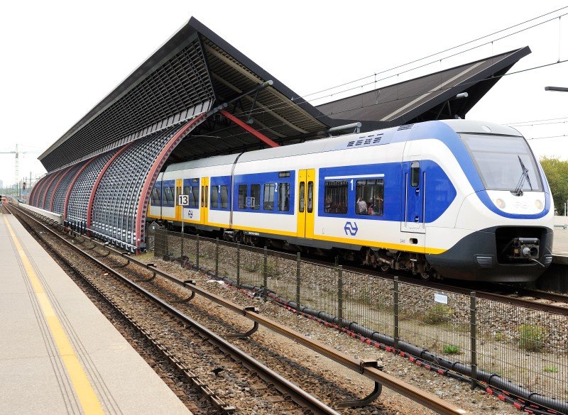 Een Sprinter bij station Amsterdam RAI. (Foto: Tim Adams)