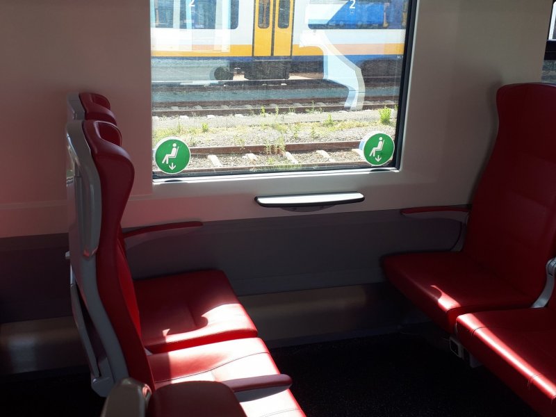 Groene zitplaatsstickers in de trein (Foto: Marco Meeuwissen)