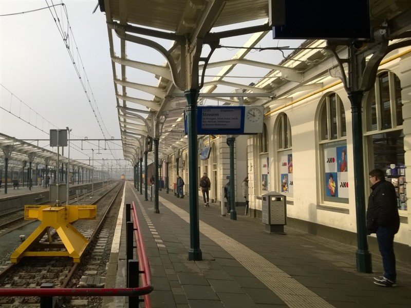 Het station van Leeuwarden krijgt later dit jaar zijn oude kleuren weer terug. (archieffoto) (Foto: ProRail)