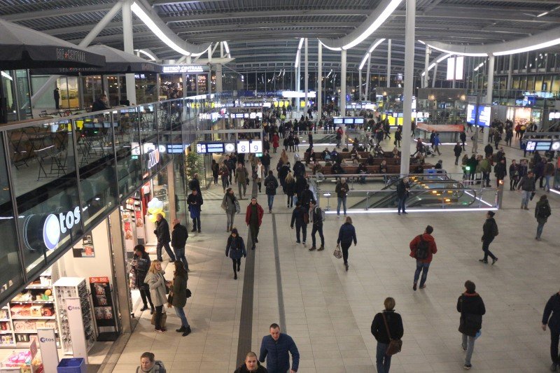 Op Utrecht Centraal heeft de politie een man aangehouden die een herdenkingkrans vernield heeft. (Foto: Treinenweb)