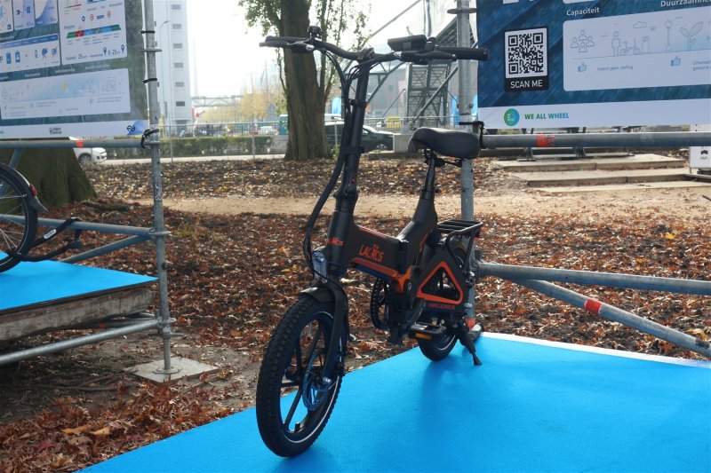 Een elektrische vouwfiets van Lacros op de Dutch Design Week (Foto: )