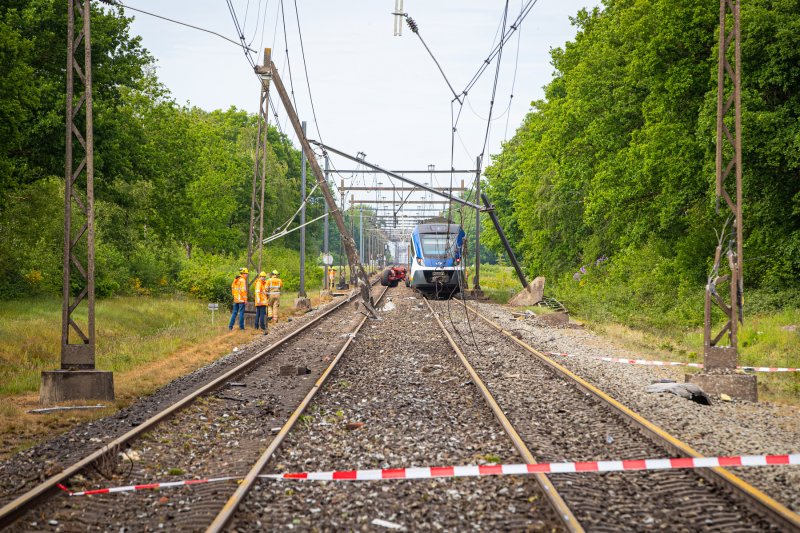 De trein die aan de voorkant zwaarbeschadigd is geraakt bij een botsing met een tractor met een kar (Foto: ProRail / Stefan Verkerk)