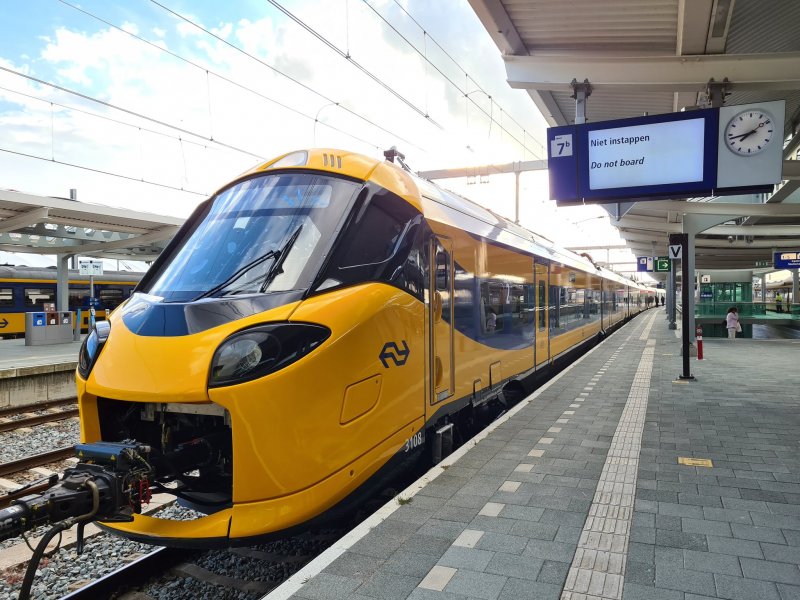 Het transport van de eerste ICNG door Zwolle (Foto: Bart Kromwijk)