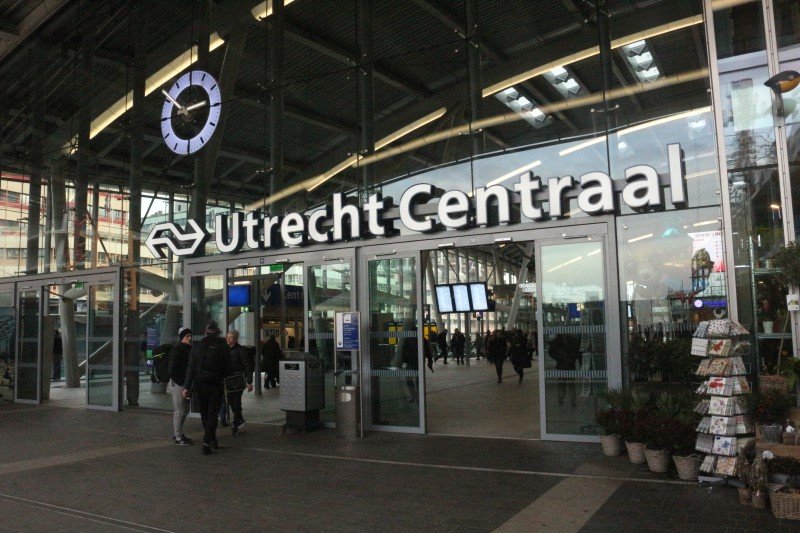 De politie is vanwege een verdachte situatie massaal ter plaatse op Utrecht Centraal. (Foto: Treinenweb)