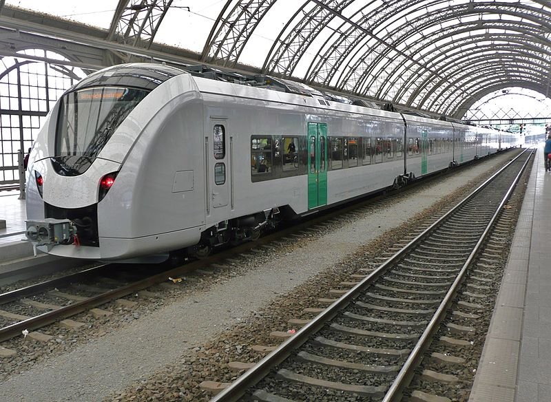 Een trein van het type Coradia Continental  bij Dresden (Foto: Rainerhaufe)