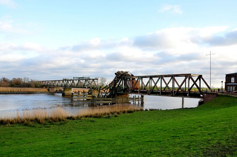 De beschadigde Friesenbrcke die vervangen wordt door een draaibrug (Foto: Jan Oosterhuis)