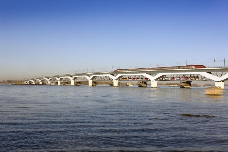 De Moerdijkbrug voor de HSL zal voorzien worden van windschermen (Foto: Joop van Houdt)