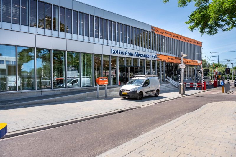 De entree aan de andere zijde. De doorloop boven is de passerelle naar de metro. Deze is nog niet in gebruik. (archiefbeeld) (Foto: NS/Gerrit Sern)